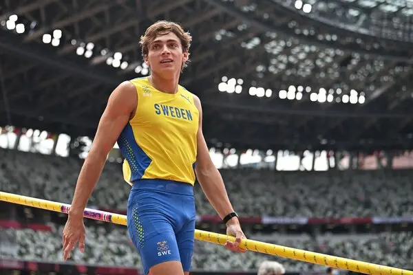 Mondo Duplantis sets pole vault world record on final attempt – after already winning gold